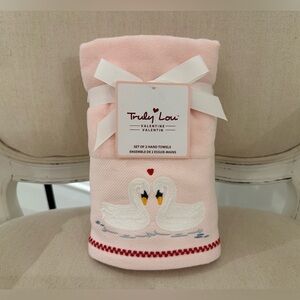 L🦢 NWT Truly Lou Pink Hand Towels with Embroidered Swan & Mini Heart Design
